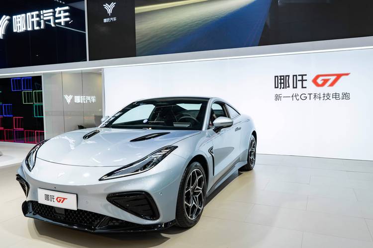 东莞136哪吒汽车在智能汽车领域的表现，领途汽车在新能源汽车市场中的影响力